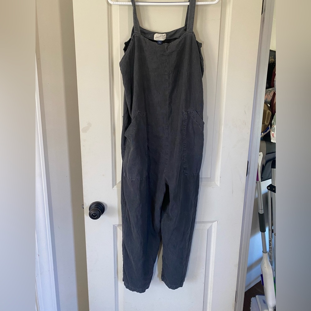 Universal Threads Jumpsuit dark gray size Medium  top to bottom 52”. Inseam 18”